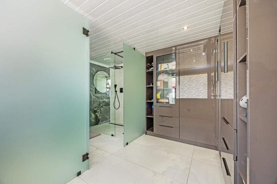 5 Bedroom Property for Sale in Panorama Western Cape